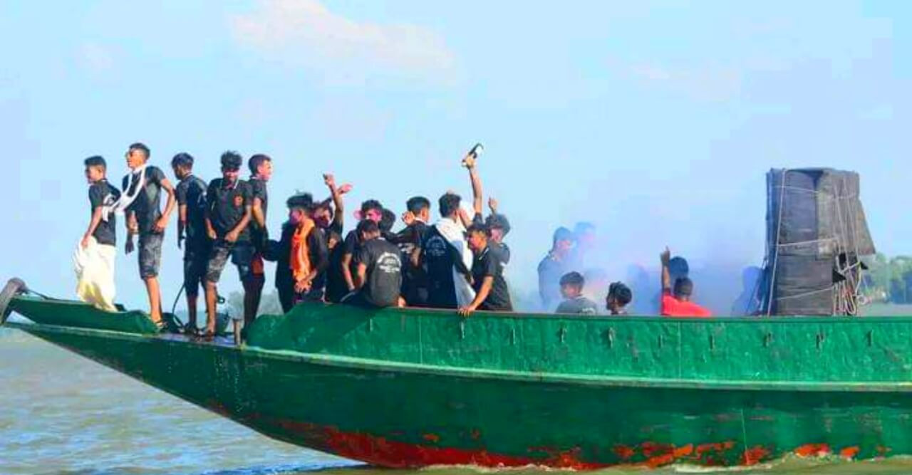 চলনবিলে নৌকা ভ্রমনের নামে চলছে অপসংস্কৃতি