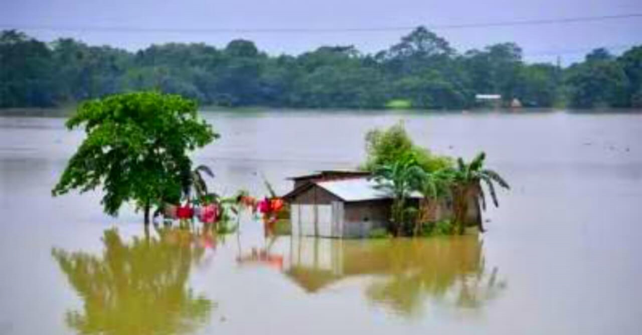 শ্যামনগরে প্লাবিত হচ্ছে নতুন এলাকা, বাড়ছে বিশুদ্ধ পানির সংকট