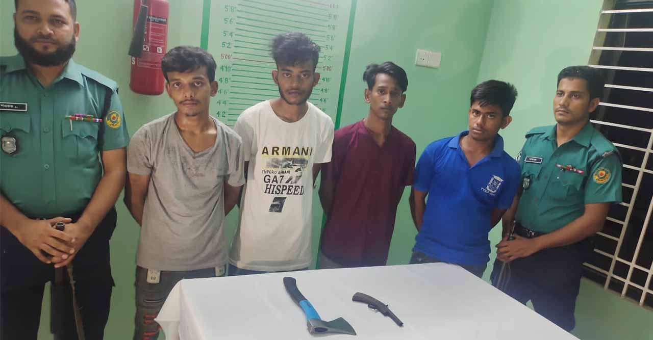 অস্ত্র ও মাদক সহ ০৪ জন কিশোর গ্যাং সদস্য গ্রেফতার