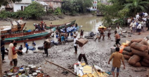মোরেলগঞ্জে কোটি টাকার পণ্য নিয়ে ট্রলার ডুবি