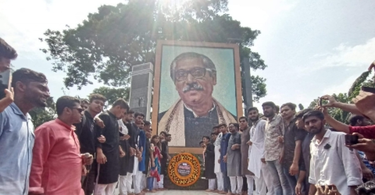 মুজিব ম্যুরালে নবগঠিত ইবি শাখা ছাত্রলীগের শ্রদ্ধাঞ্জলি