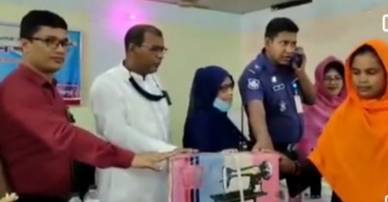 শেখ ফজিলাতুন নেছা মুজিব এর জন্মবার্ষিকী উপলক্ষ‍্যে সেলাই মেশিন বিতরণ