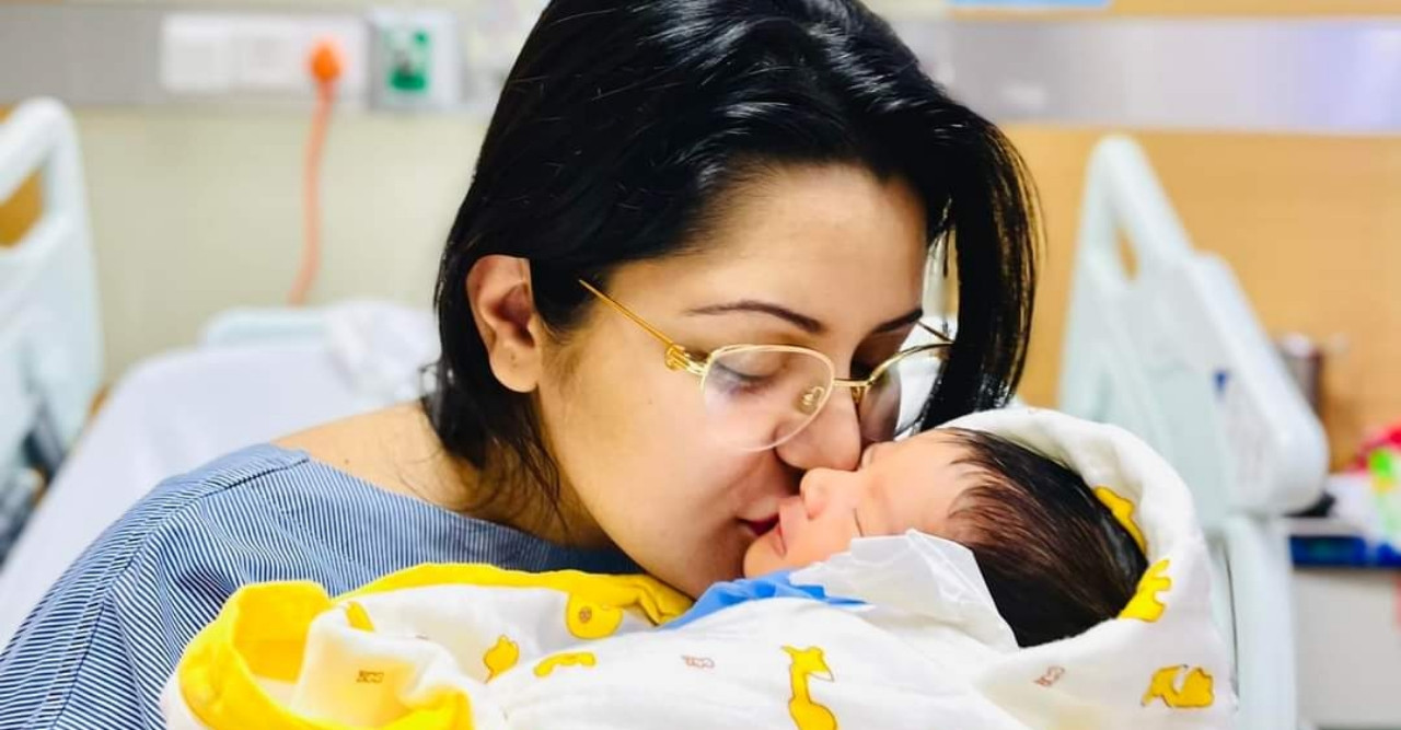 হাসপাতাল থেকে সন্তানকে নিয়ে বাসায় ফিরলেন পরীমনি