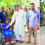 এক পায়ে লাফিয়ে স্কুলে যাওয়া সুমাইয়াকে হুইল চেয়ার প্রদান