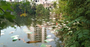পুকুরের দূষিত পানির দুর্গন্ধে এলাকাবাসীর দূর্ভোগ চরমে