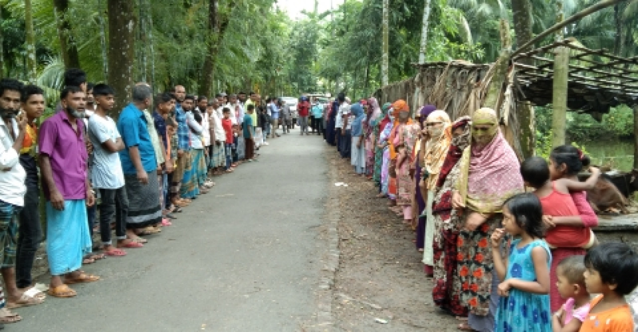 বোরহানউদ্দিনে ইউপি চেয়ারম্যানের বিরুদ্ধে মানববন্ধন