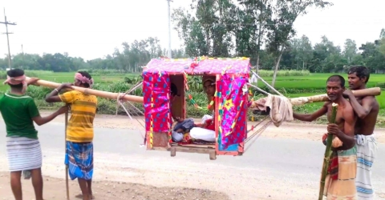 আধুনিকতার যুগে পালকিতে চড়ে বিয়ে