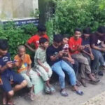পড়ালেখার পরিবর্তে মোবাইল নিয়ে ব্যস্ত শিক্ষার্থীরা