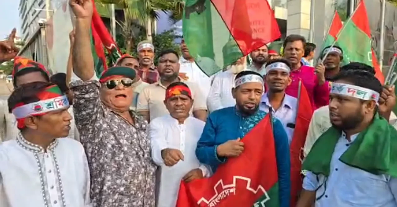 পতাকা হাতে খালেদা জিয়াকে স্বাগত জানাতে প্রস্তুত নেতাকর্মীরা