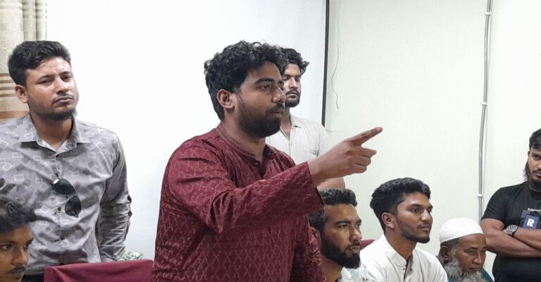 ড. ইউনূসকে পদত্যাগ করালে বিপ্লবী সরকার গঠন করবে ছাত্র-জনতা