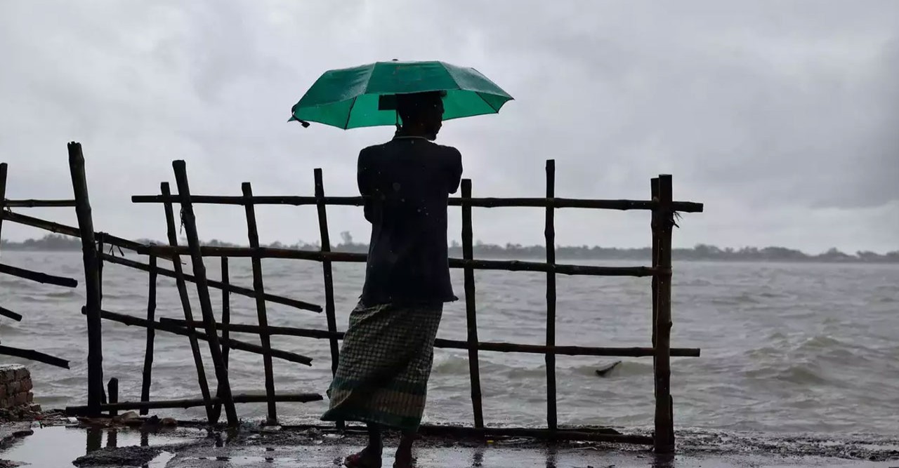 দুপুরের মধ্যে ৭ অঞ্চলে ৬০ কিমি বেগে ঝড়