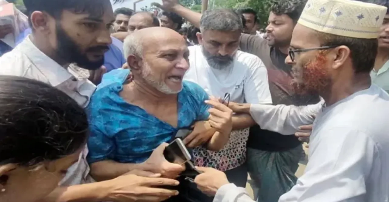 ছাত্রীকে কুপ্রস্তাব দিলেন গণিত শিক্ষক, বিক্ষোভে প্রধান শিক্ষককে গণধোলাই
